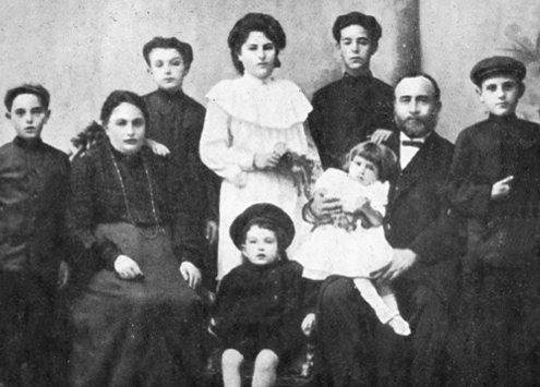 משפחת ילין: עומדים (מימין לשמאל) שמריה, אליעזר, חנה, אביעזר, עמנואל; יושבים: דוד ובחיקו אהובה, אבינעם, איטה | תרס"ג |