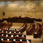שני ילדים מעל קלפי והכיתוב: לכו להצביע