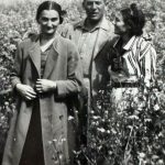 תמונה של מימין: דולה בן־יהודה, אהוד בן־יהודה, דורה רעיית אהוד
