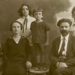 משפחת הלפרין מימין לשמאל: צבי רין, יחיאל היילפרין, עוזי אורנן, מירי דור, פנינה הלפרין, יונתן רטוש