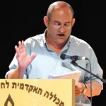צילום של עמינדב דיקמן מעל דוכן נאום