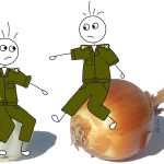 איור של ילדים לבושים במדים ישובים על שום ובצל - מילים בסולם הדרגות