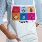 צילום של סינר עם ציורי לשון כלי מטבח