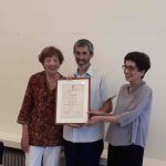 צילום של ד"ר דורון יעקב במעמד קבלת פרס בן־חיים