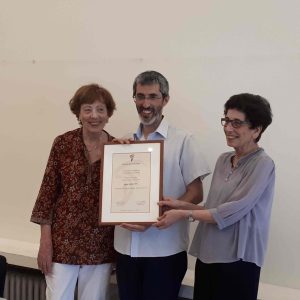 צילום של ד"ר דורון יעקב במעמד קבלת פרס בן־חיים