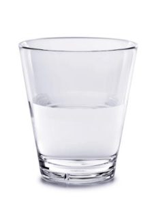 צילום של חצי כוס מים