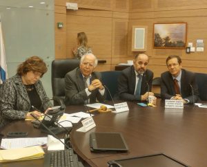 פרופץ משה בר אשר וחברי הכנסת הרצוג ומרגי בשולחן ועדת החינוך