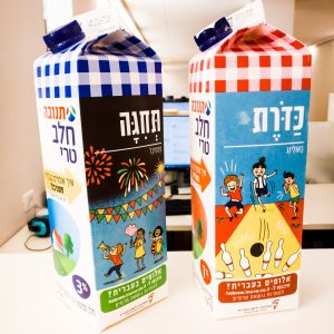צילום של שני קרטוני חלב תנובה עם איורים שבוצעו לכבוד יום העברית