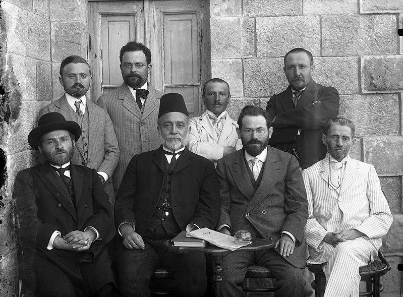 צילום של חברי הוועדה הראשונה של השפה העברית ב1912.