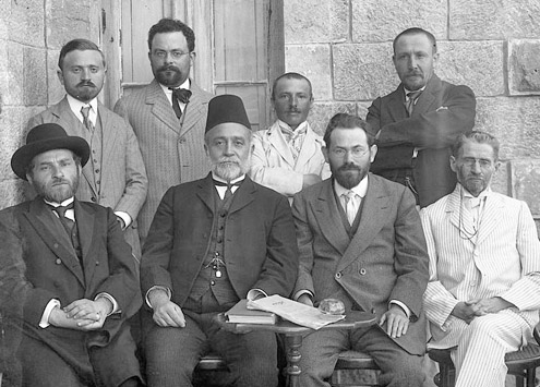 חברי ועד הלשון, תרע"ב (1912) ילין השני משמאל (יושב)