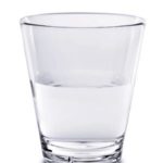 צילום של חצי כוס מים