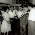 דוד בן גוריון עם עובדי משרד ראש הממשלה והדסה ברלינסקי