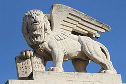 צילום של פסל האריה על בנין ג'נרלי בירושלים