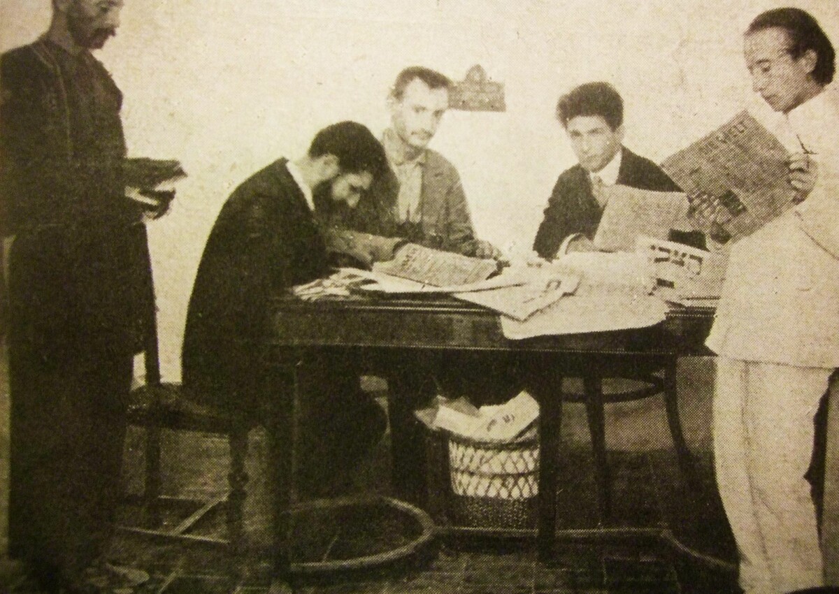 במערכת הצבי. מימין לשמאל: יצחק לופבן, איתמר בן־אב"י, אהרן סלנט, א"ב ריבלין ושַמָש המערכת